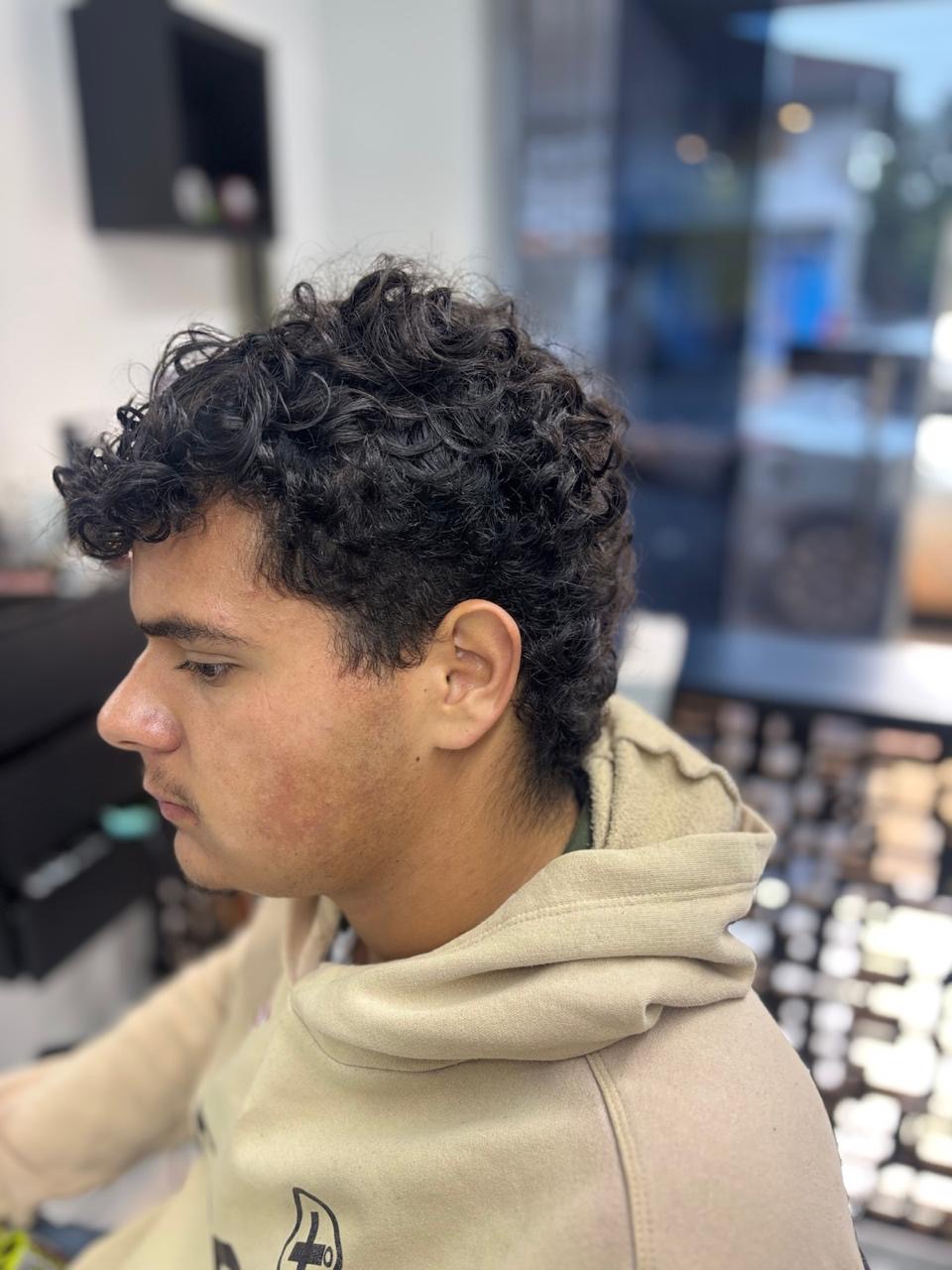 Cliente antes do corte na Wolf Barbearia, cabelo e barba desalinhados