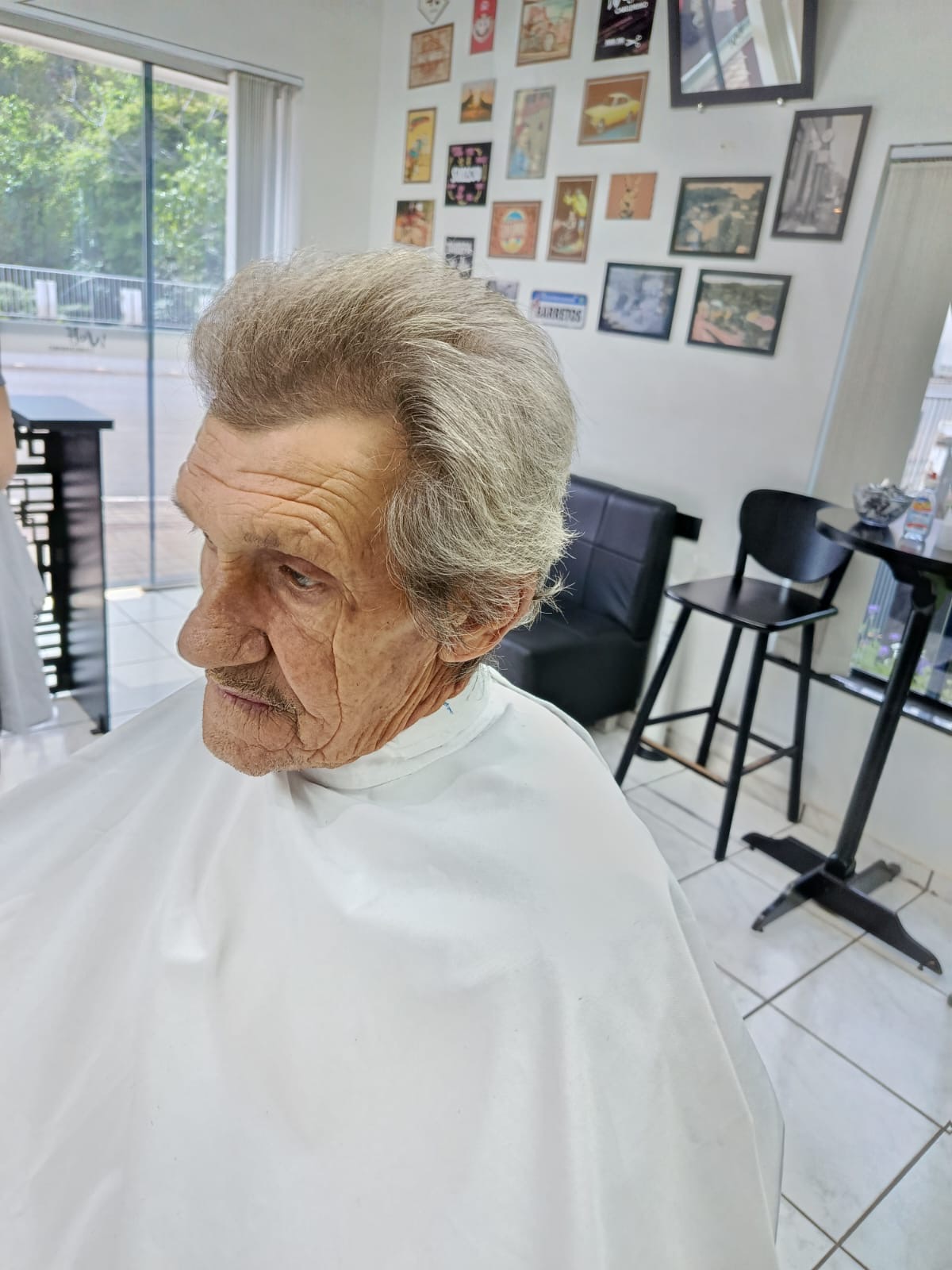 Cliente idoso antes do corte na Wolf Barbearia