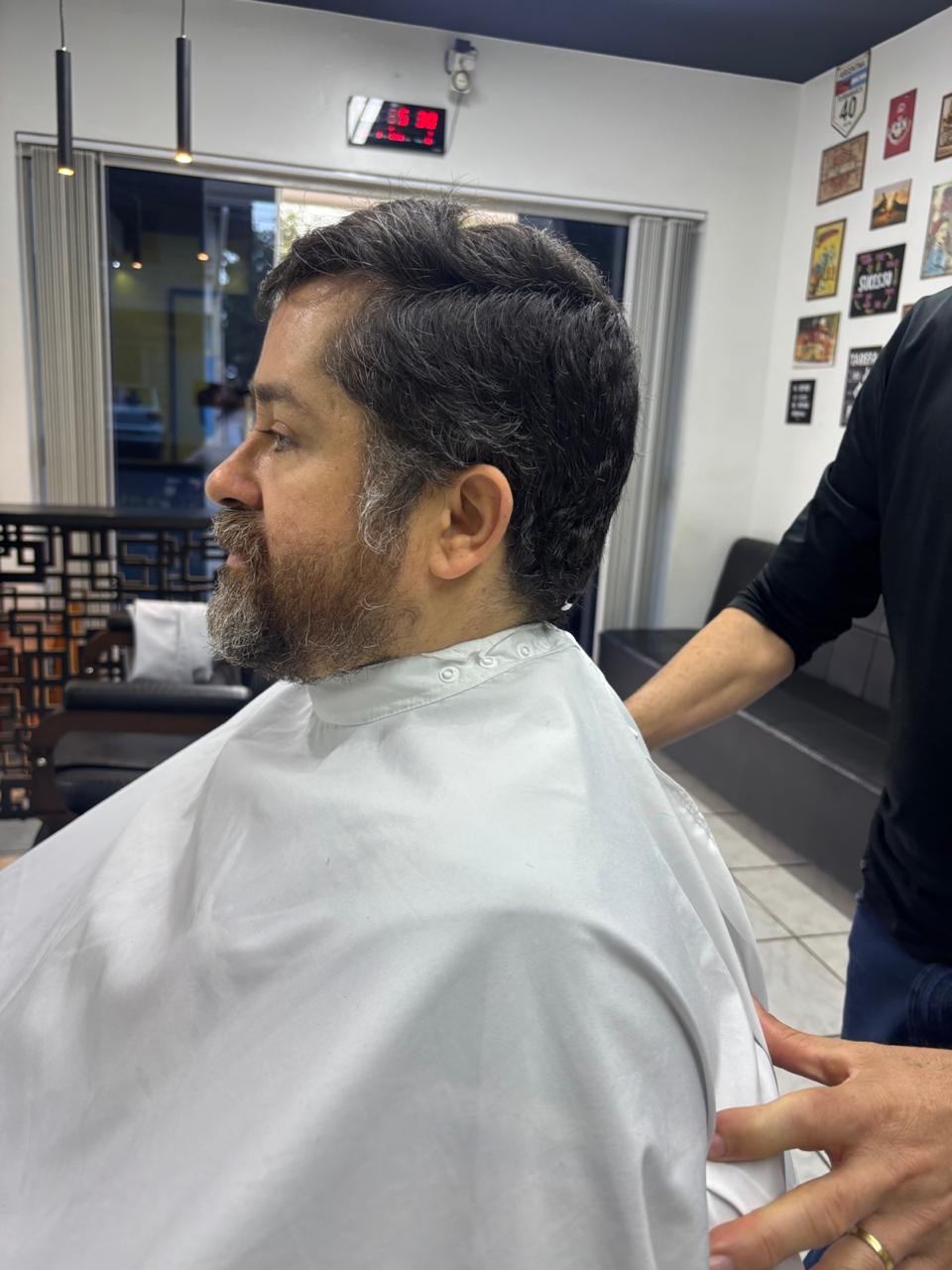 Cliente antes do corte com laterais altas na Wolf Barbearia