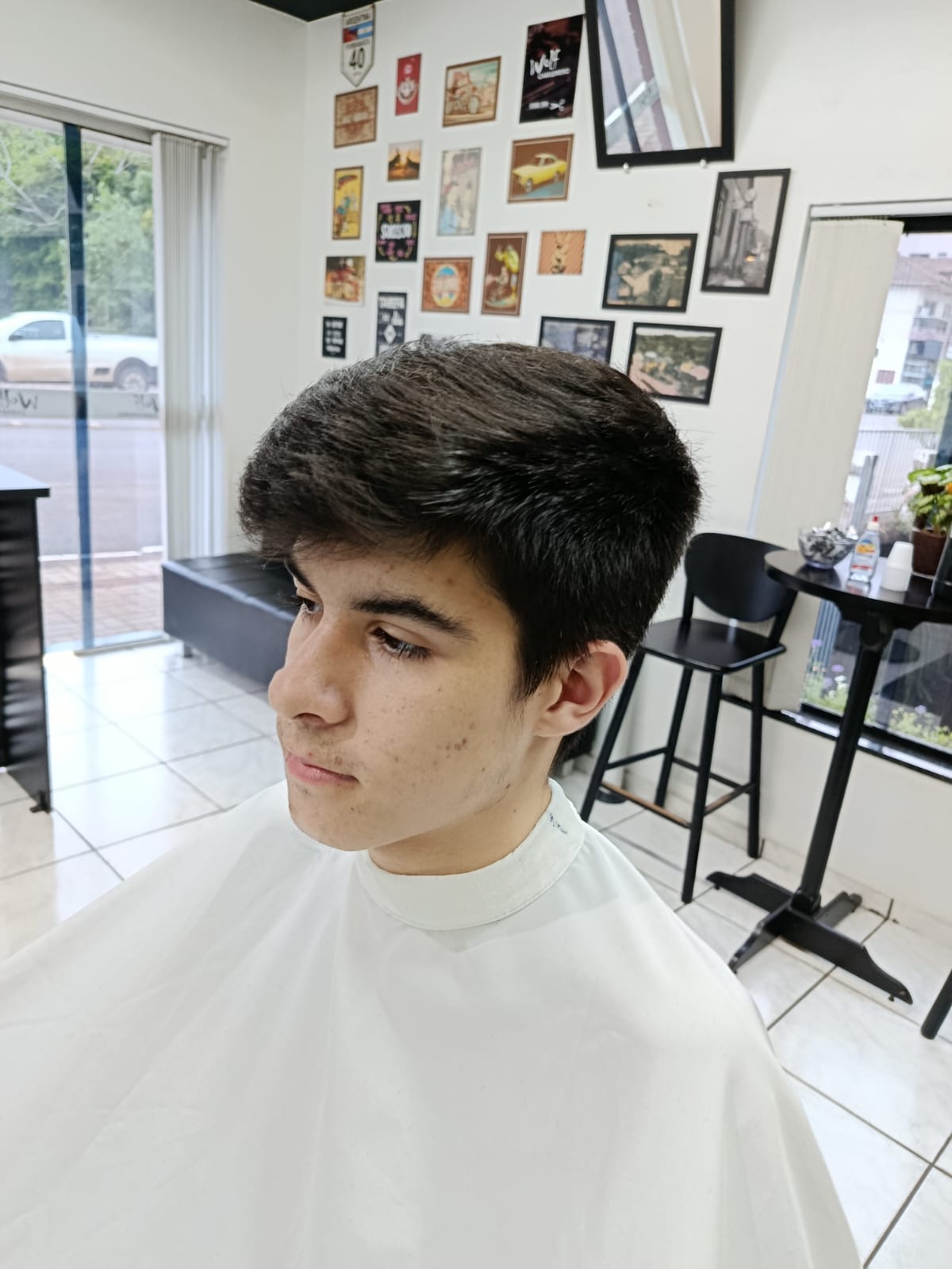 Cliente jovem antes do corte na Wolf Barbearia