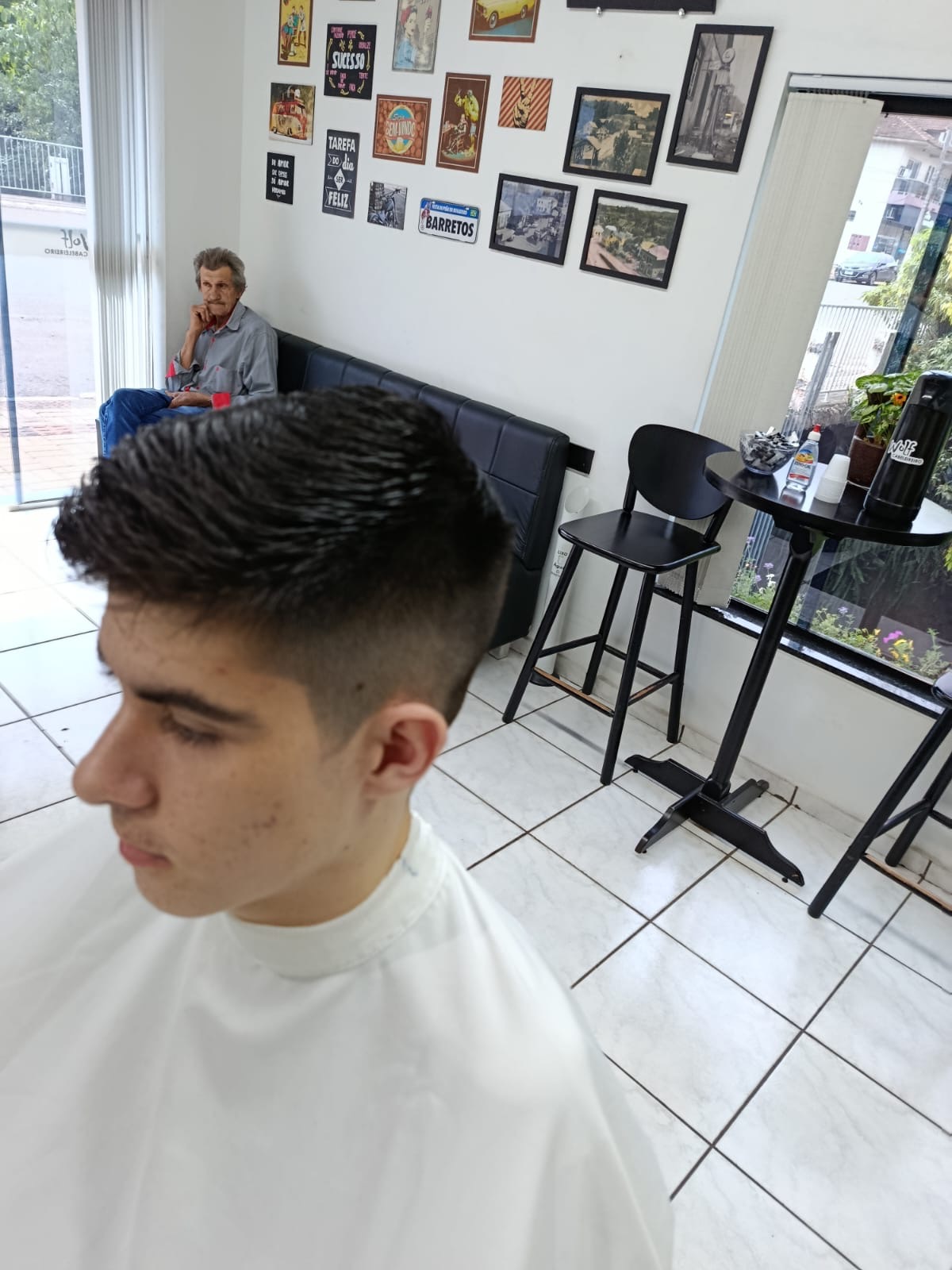 Cliente jovem depois do corte degradê moderno na Wolf Barbearia